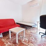 Rent a room of 133 m² in Sevilla