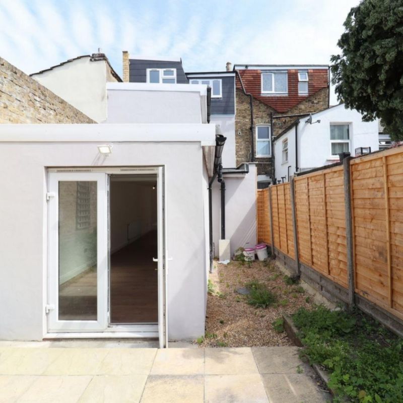 Welcoming double bedroom just a few minutes walk from the Colliers Wood Tube