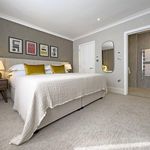 Rent 3 bedroom house in Chelsea