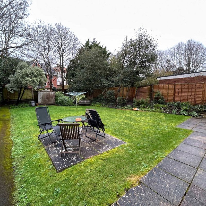 Ground floor studio flat with shared garden, available now!