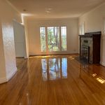 Rent 4 bedroom apartment of 204 m² in Glendale