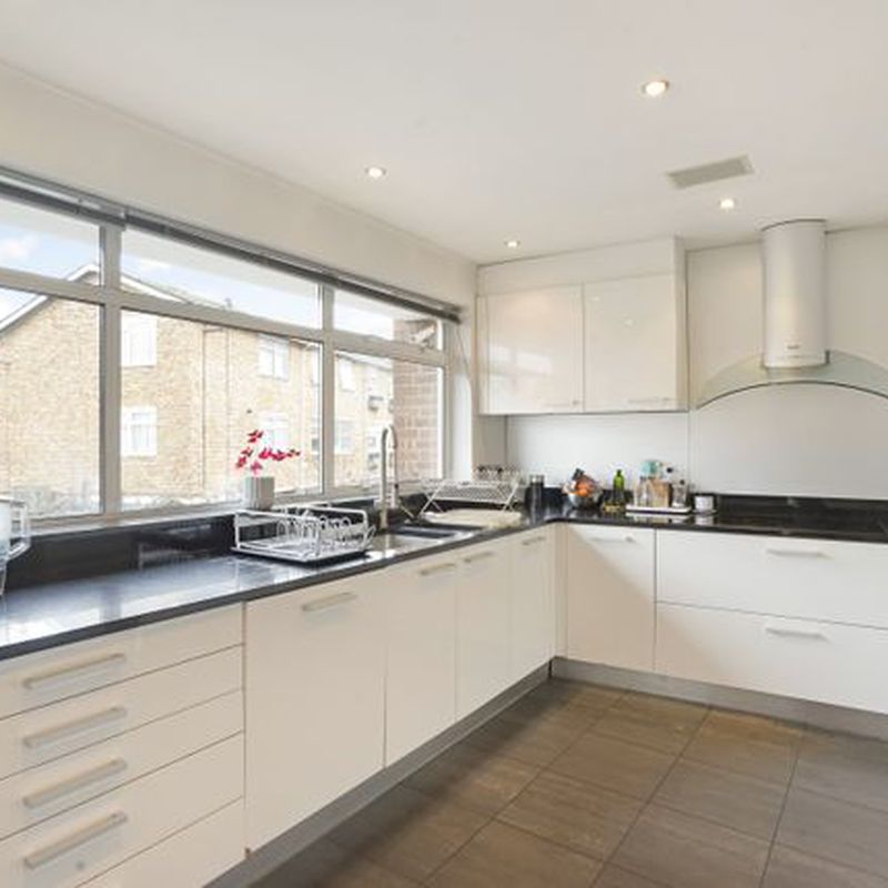 Town house to rent in Meadowbank, London NW3 Belsize Park