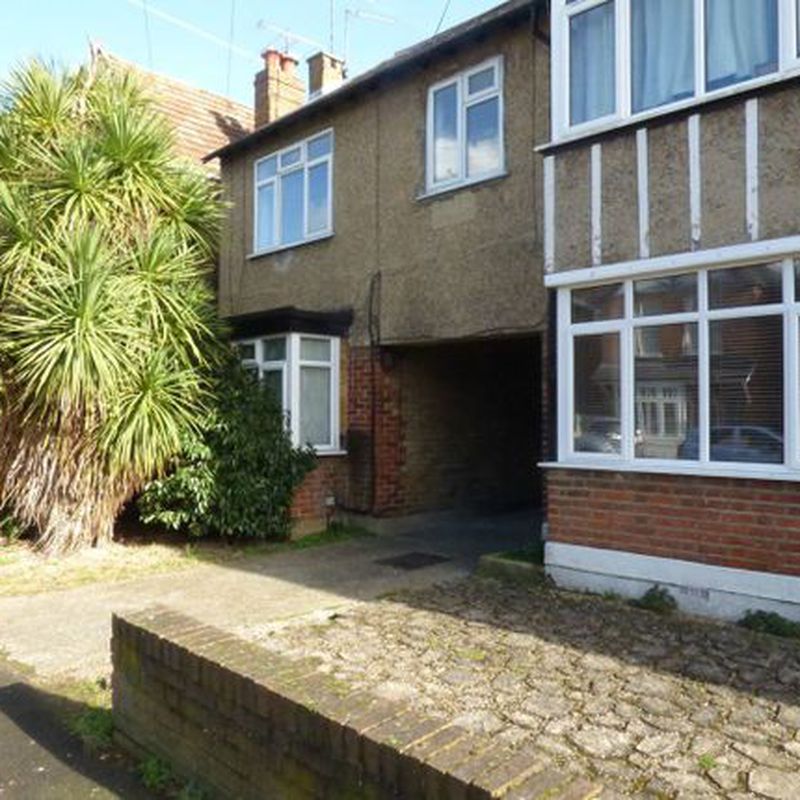 Maisonette to rent in Alton Court Willoughby Road, Langley SL3