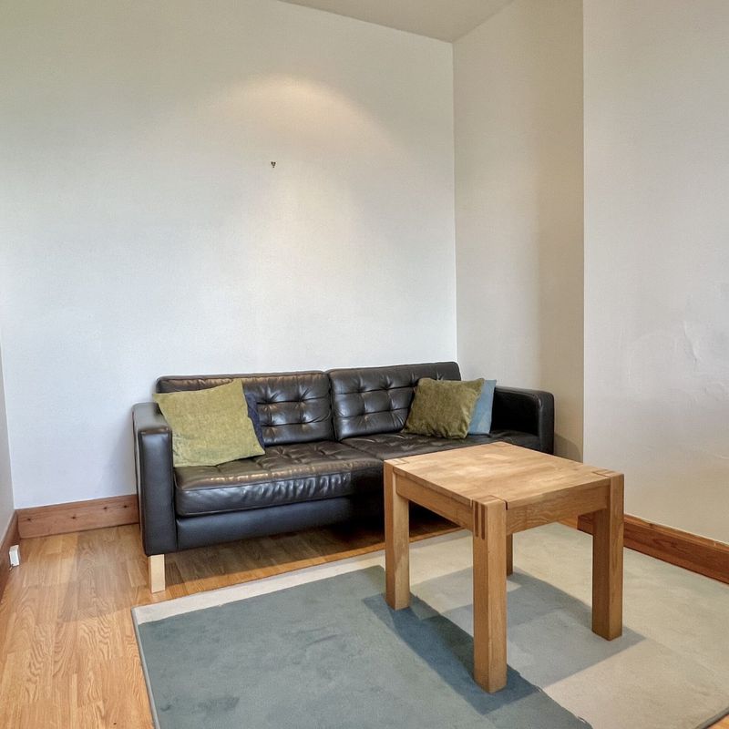 2 bed, 3rd floor flat, offered furnished, £1400pm – Available Now! Morningside