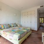 Rent 5 bedroom house of 230 m² in Benahavís