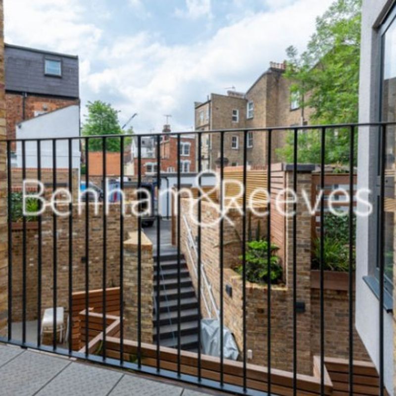 4 Bedroom house to rent in
 Coachworks Mews, Hampstead, NW2 Childs Hill