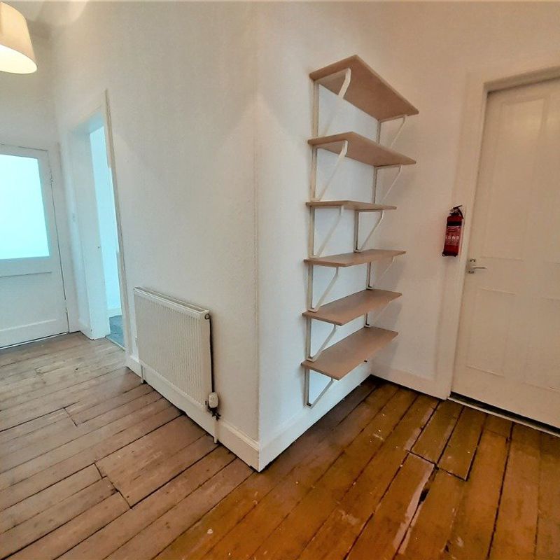 Bright and spacious two bedroom, third floor flat, forming part of a traditional tenement in popular Leith. Presented to the market unfurnished and benefiting from excellent views of the Edinburgh skyline. South Leith