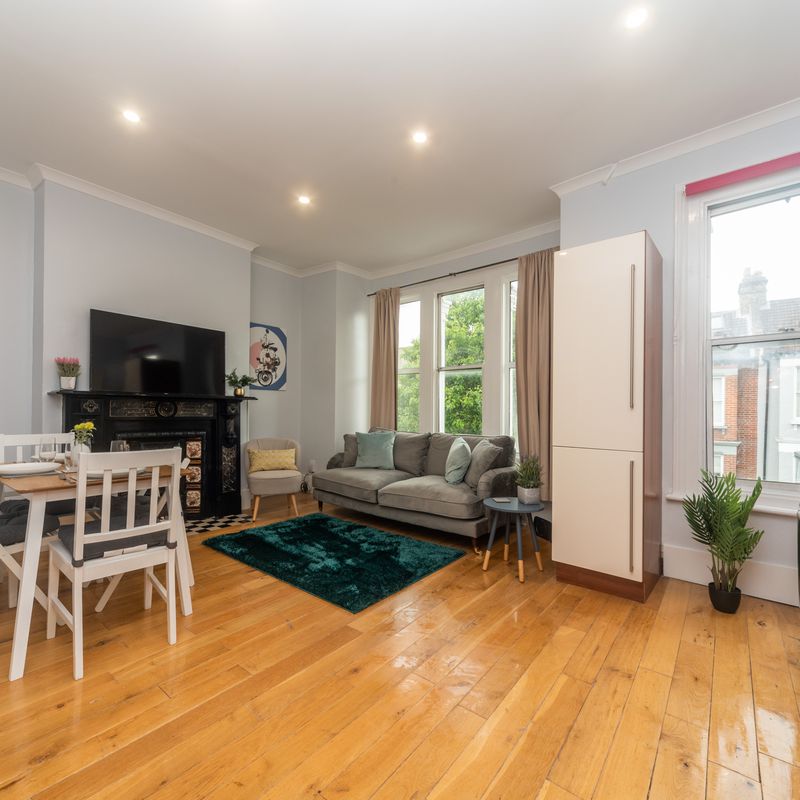 2 bed flat to rent Clapham