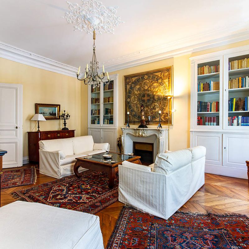Appartement avec 2 chambres dans le 8ème arrondissement de Paris, 75008: 140 m² — #3560