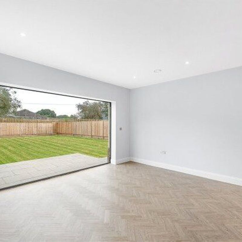 Bungalow to rent in Oak Hill Road, Stapleford Abbotts, Romford RM4