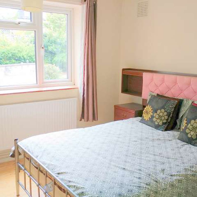 Big room in airy 4-bedroom flat in Wandsworth, London