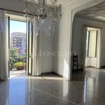 Affitto 10 camera appartamento di 269 m² in Napoli