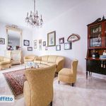 Affitto 4 camera appartamento di 131 m² in Napoli