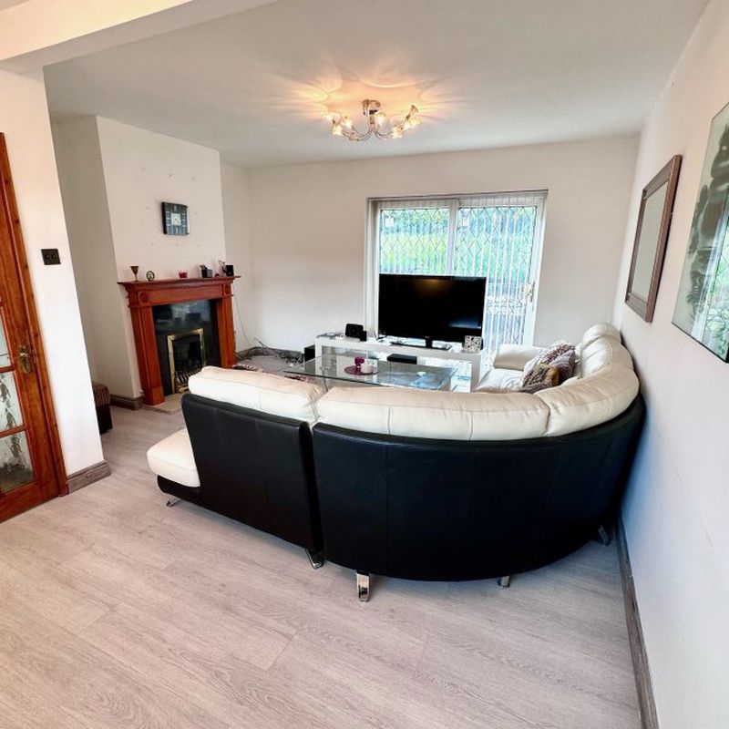 3 bedroom property to let in Cornwall Avenue, Oldbury, B68 - £1,100 pcm Brandhall