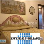 Affitto 5 camera appartamento di 156 m² in Napoli