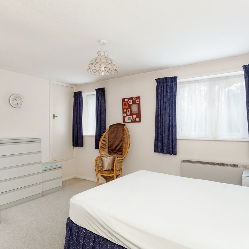 1 bedroom property to let in Brooklands Road, Weybridge, KT13 - £1,200 pcm