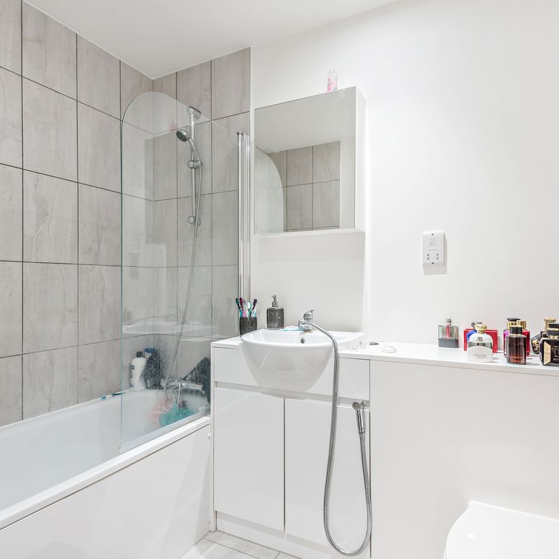 1 bedroom property to let in Stoke Road, Slough, SL2 - £1,300 pcm