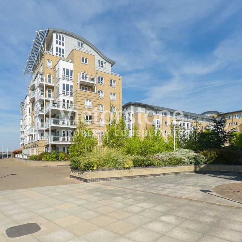 Modern One Bed Flat with a Balcony, Gym, and River Views in St. Davids Square, E14 Isle of Dogs