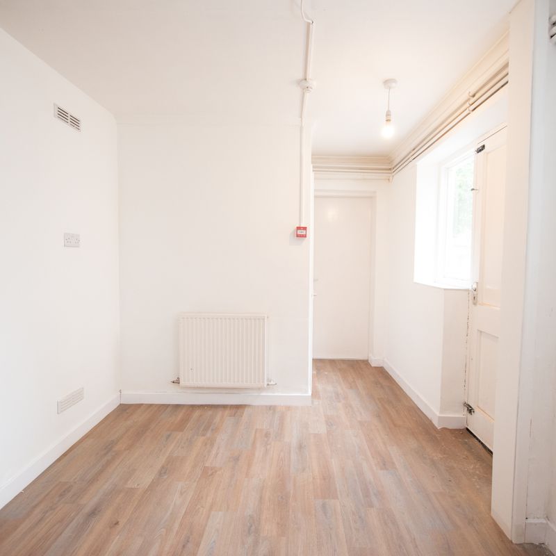 Newly decorated one bedroom ground floor flat close to Hull Royal Infirmary Dairycoates