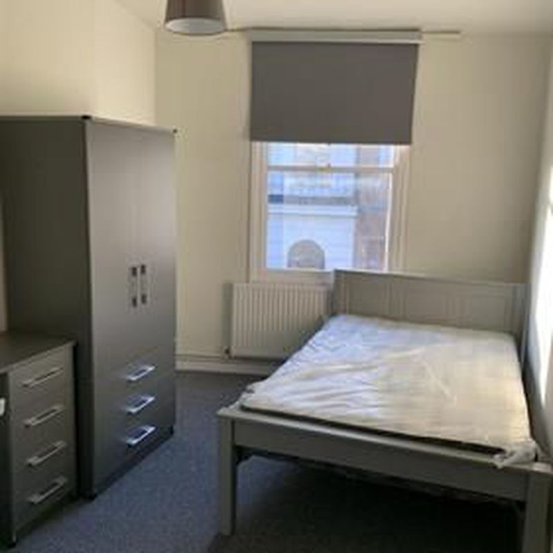 Flat to rent in High Street, Leamington Spa CV31