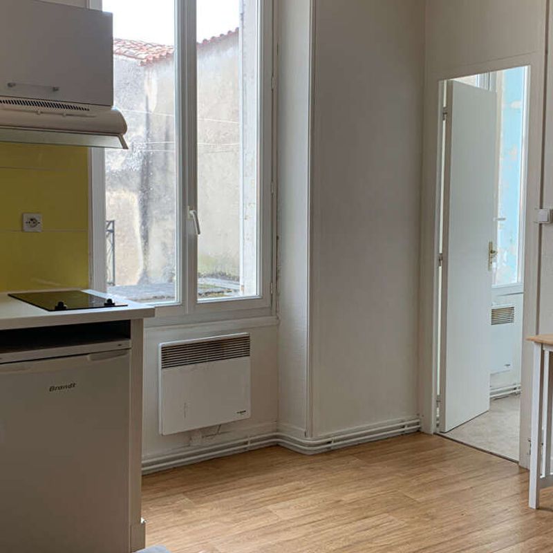 Location appartement 1 pièce 14 m² Jonzac (17500)