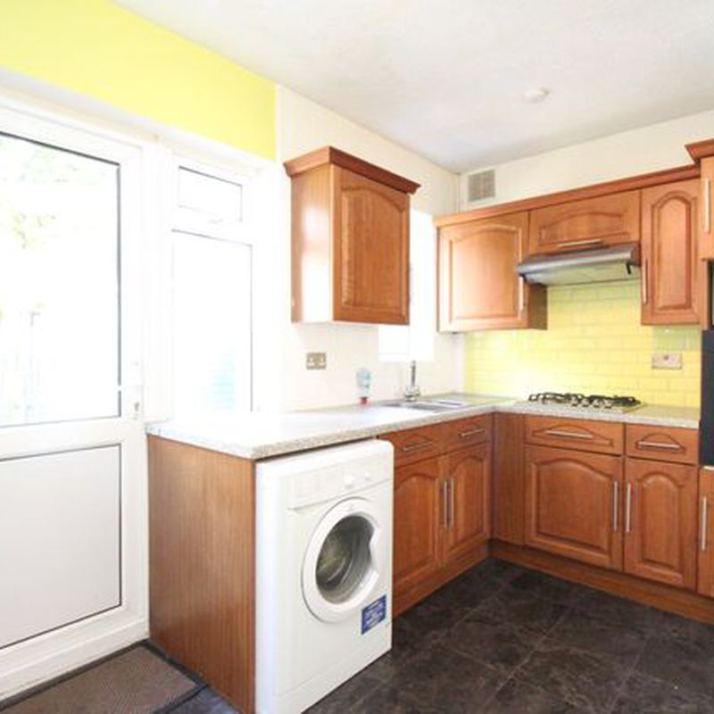 Terraced house to rent in Fourth Avenue, Luton, Bedfordshire LU3 Streatley
