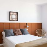 Rent a room of 200 m² in Badalona