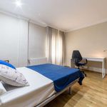 Rent a room of 190 m² in València