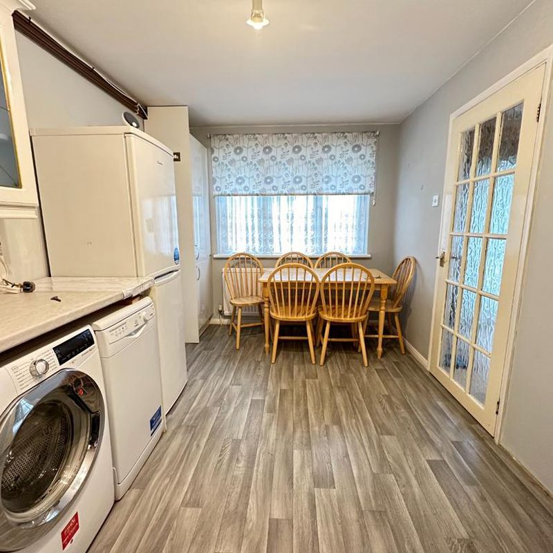 Linden Close, Dunstable, Bedfordshire, LU5 2 bed ground floor flat to rent - £1,050 pcm (£242 pw) Lewsey Farm