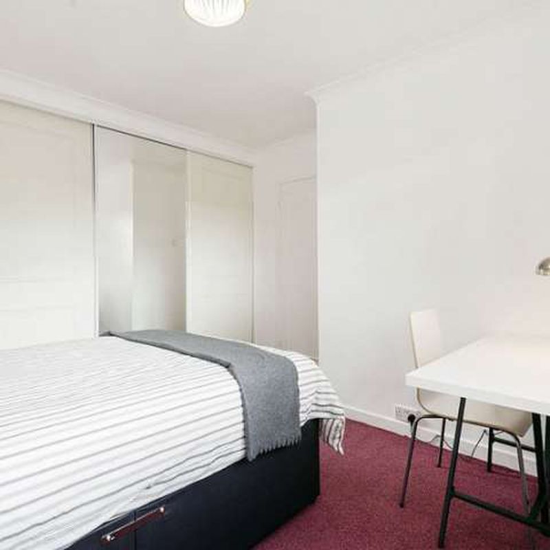Furnished room in 4-bedroom flat in Southfields, London