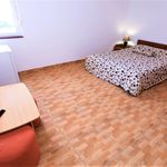 Najam 3 spavaće sobe stan od 90 m² u Komarna