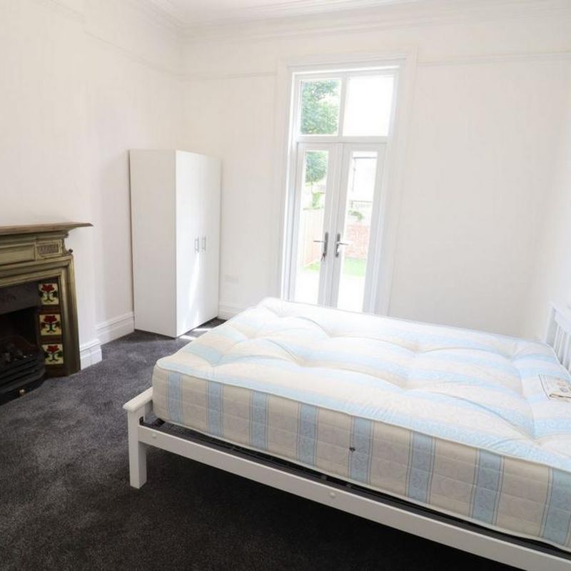 Room in a 5 Bedroom Apartment, Woodgrange Ave, London W5 3NY (Flat 1)