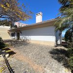 Rent 4 bedroom house of 418 m² in Funchal