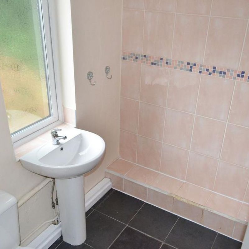 1 bedroom in a house share to rent Hollinswood