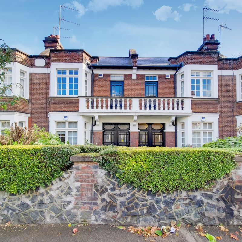 “An impressive maisonette with direct access to the well maintained communal gardens.” Canonbury