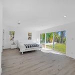 Rent 4 bedroom apartment of 198 m² in Woodland Hills