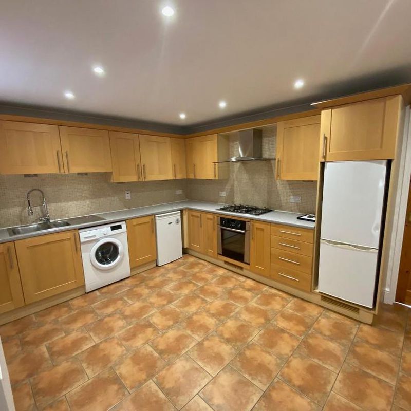 3 bedroom semi-detached house to rent Bradwell Common