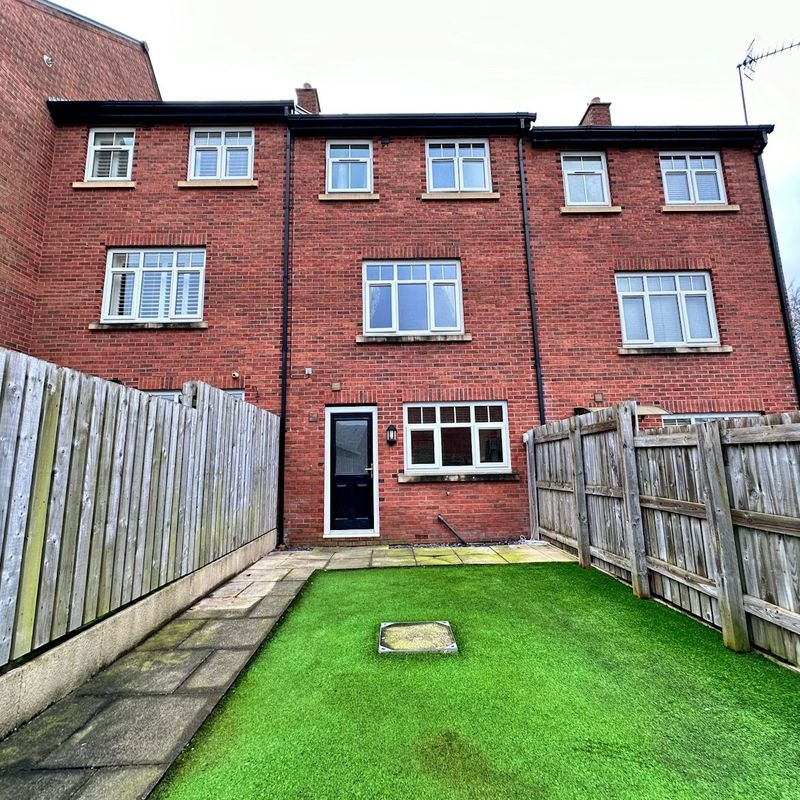 Town House to rent on Buxton Road Macclesfield,  SK10, United kingdom Higherfence