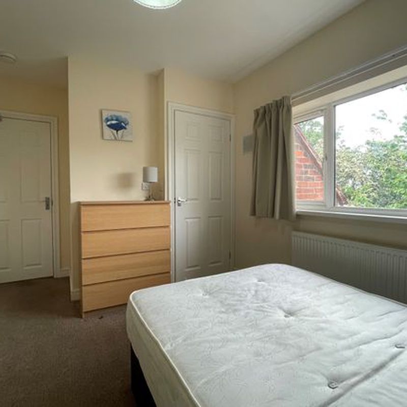 Room to rent in Grove Mount, South Kirkby, Pontefract WF9 Park Estate