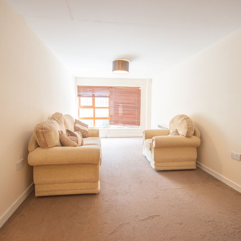 Spacious first-floor flat with great access to Newland Avenue and Princes Avenue Stepney
