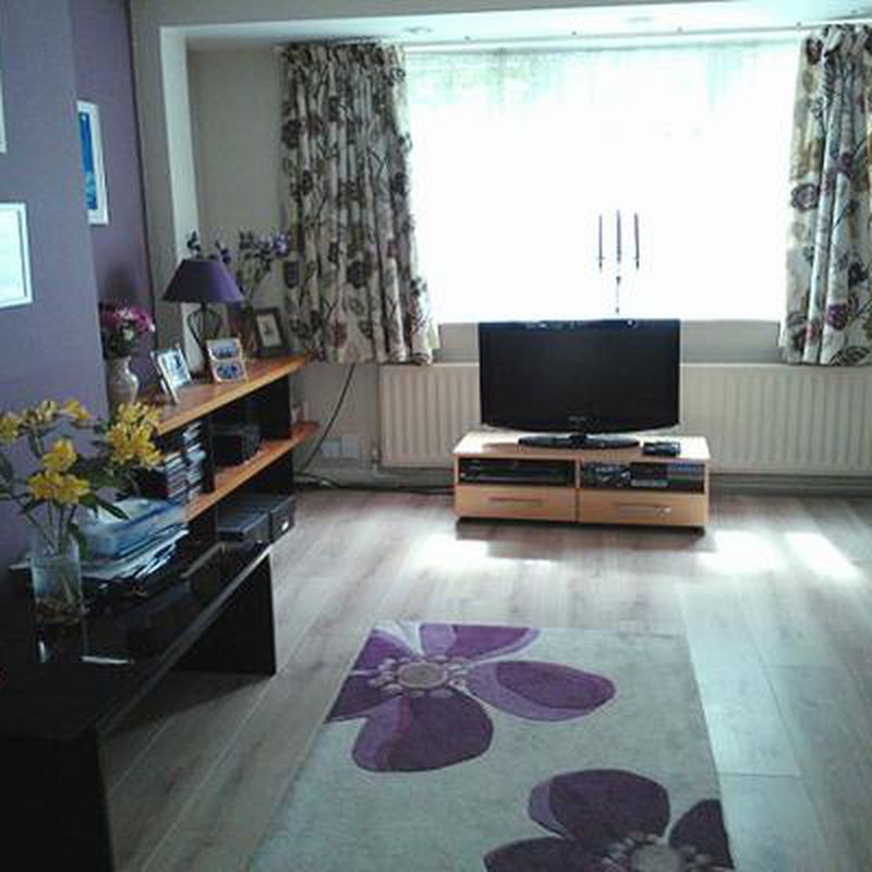3 bedroom semi-detached house to rent Charlton