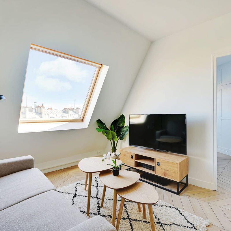 Very nice two room flat, close to transport with view on the roofs of Paris. Levallois-Perret