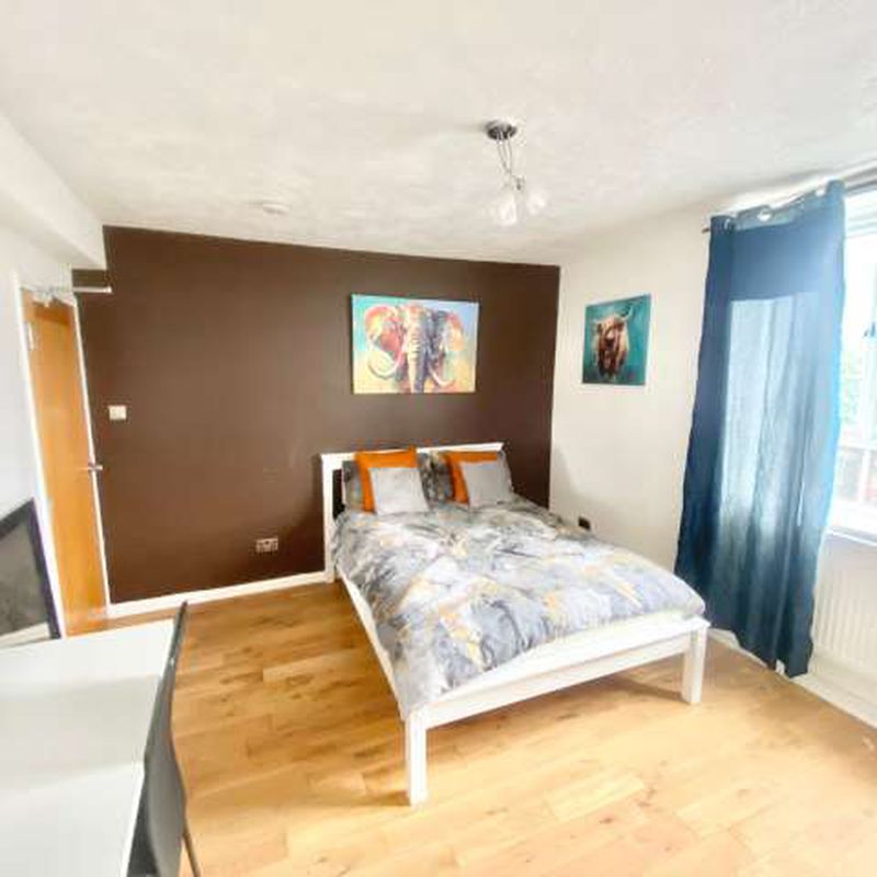 Room for rent in 2-bedroom apartment in Merton, London