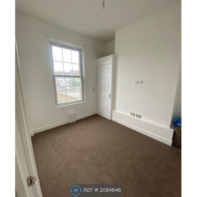 Flat to rent in Parrock Street, Gravesend DA12