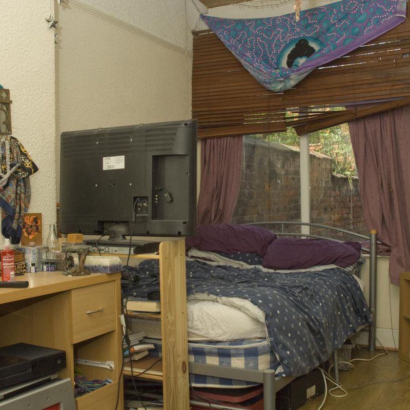 Economic double bedroom in a 5-bedroom house