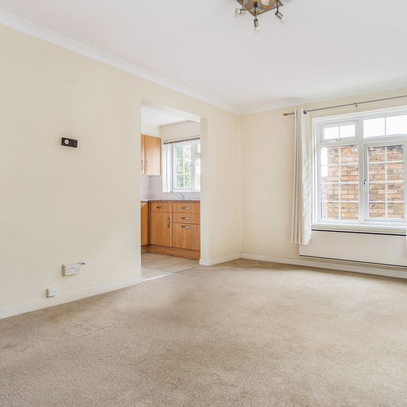1 bedroom property to let in Hillcrest, Weybridge, KT13 - £1,290 pcm