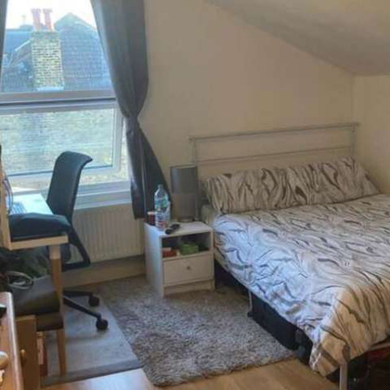Room for rent in a 4 bed apartment in Putney, London