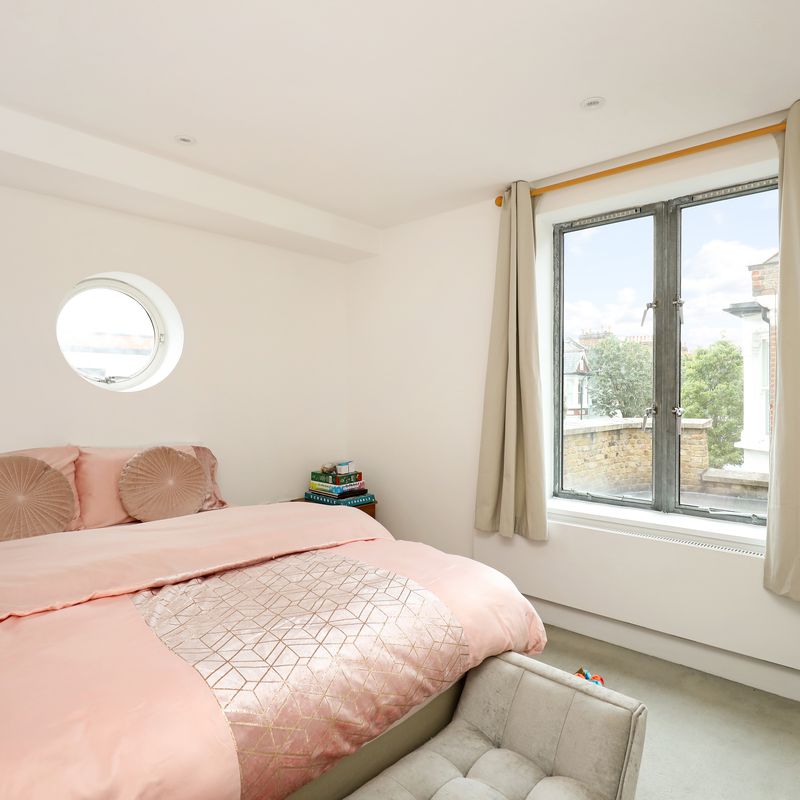 2 bedroom property to let in Munster Road, Fulham - £2,400 pcm