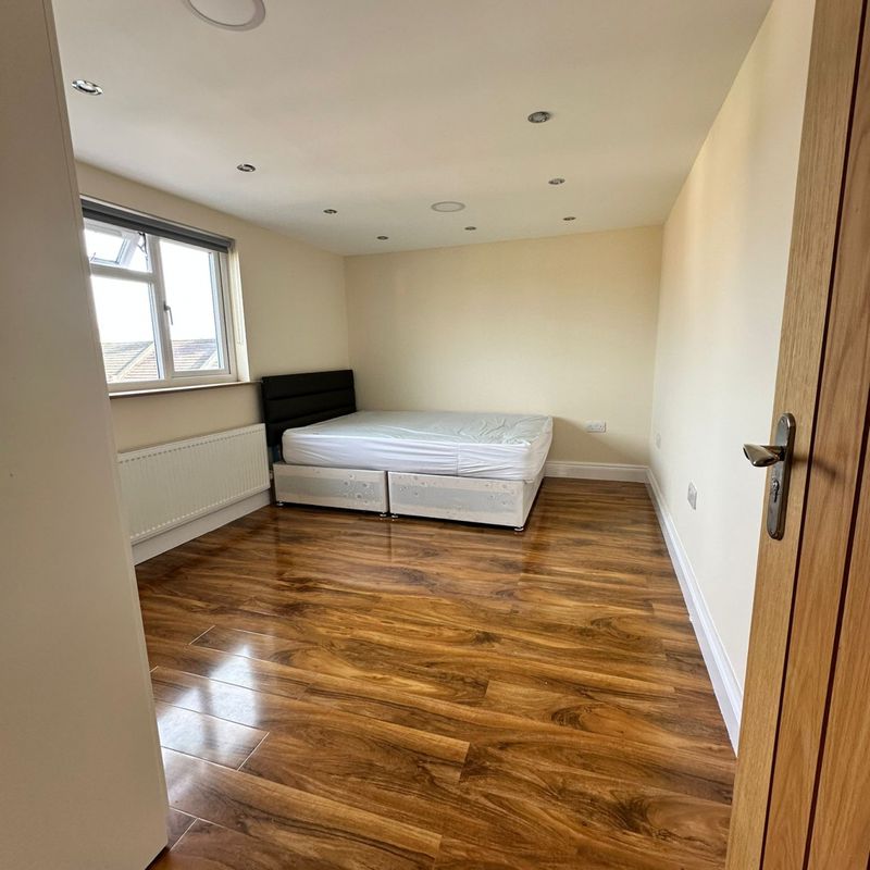 2-Bedroom Flat with Brand New Kitchen & Bathroom in Ilford Gants Hill