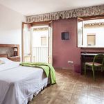 Rent a room of 180 m² in Alcalá de Henares